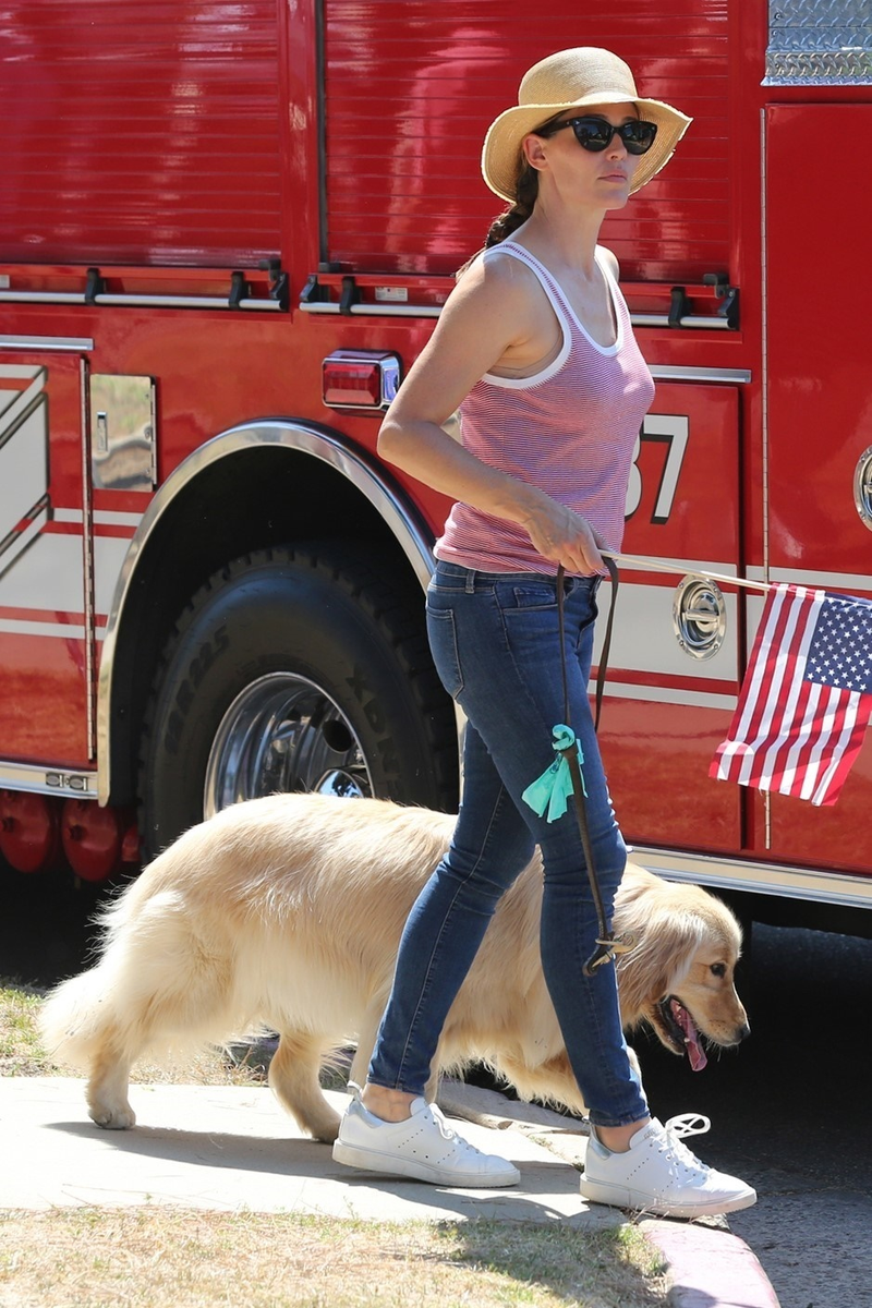 Here’s Jennifer Garner’s walkin’ this dog the way dogs are traditionally accustomed to being walked, in July 2017. mage: Backgrid